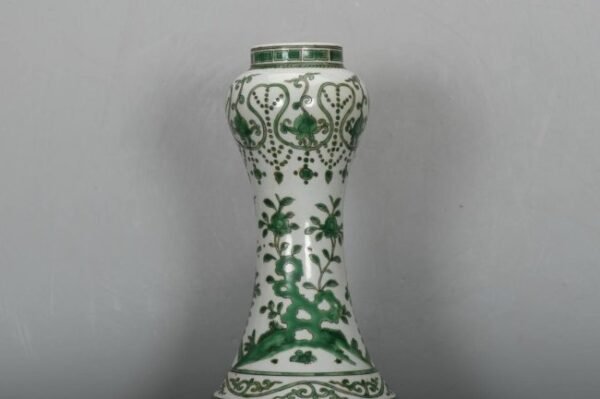 Ming Dynasty, Wanli green-glazed garlic-shaped vases - Image 6